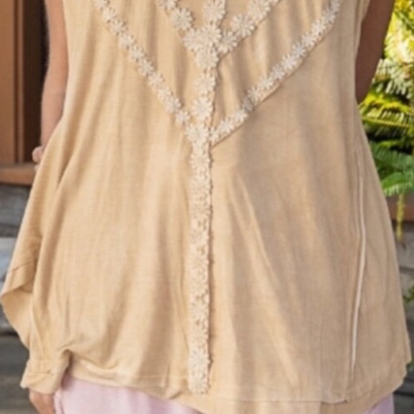 SOLD 🛍️Daisy Embroidery Lace Trim Sleeveless Top - Picture 4 of 11